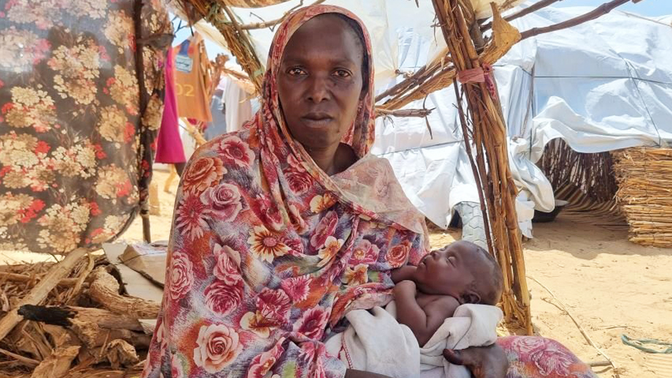Sukobi u Sudanu: Tri sina joj poginula, ona se u begu od užasa rata porodila i nastavila da hoda 1 Arafa Adoum with her baby in a refugee camp in Chad
