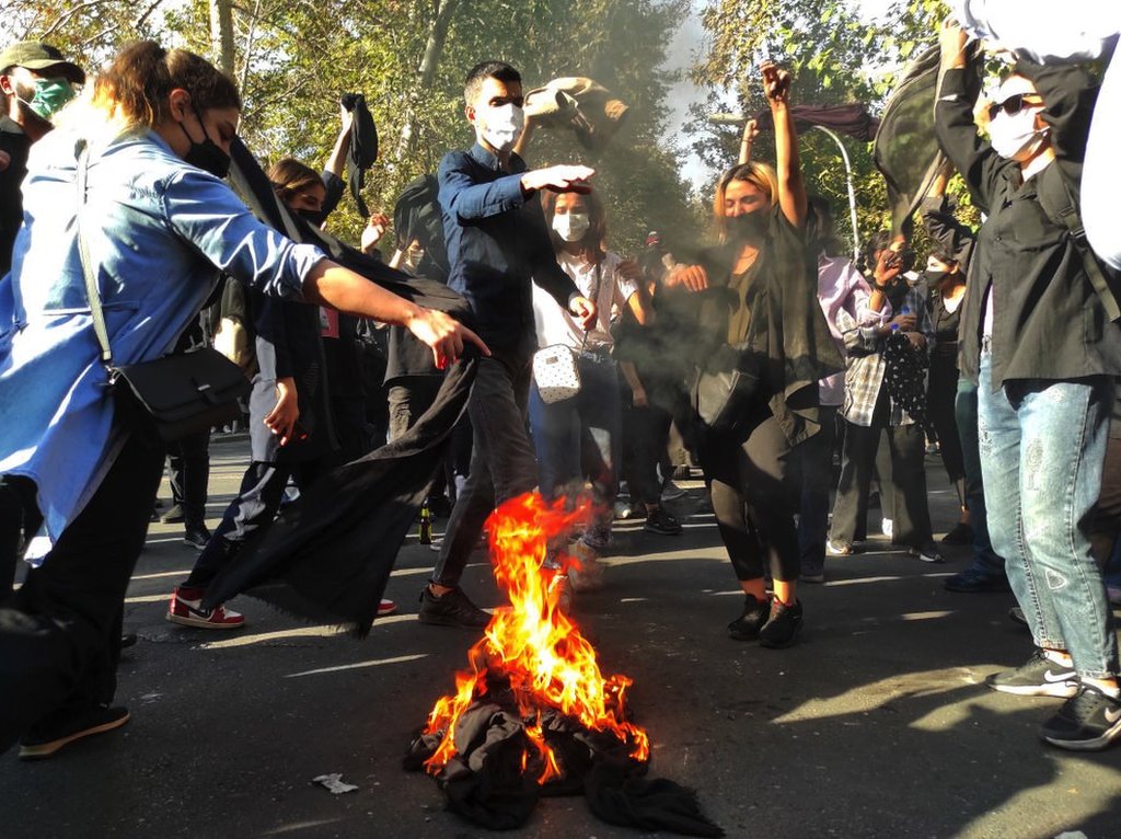 Iran: Negodovanja zbog povratka patrola sporne policije za moral - hoće li prkosne Iranke i dalje skidati hidžabe 2 Iranian protesters set their scarves on fire while marching down a street on 1 October 2022 in Tehran
