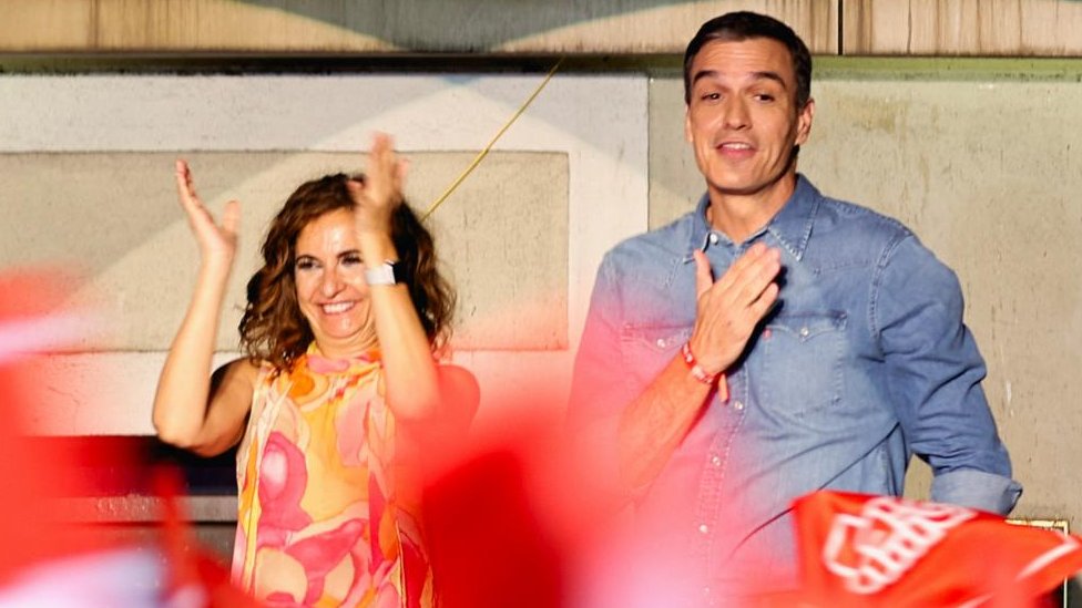Španija i politika: Konzervativcima najviše glasova, ali niko nema većinu da napravi vladu 3 Spain's Socialist leader and Prime Minister Pedro Sanchez gestures as he addresses supporters during the general election, in Madrid
