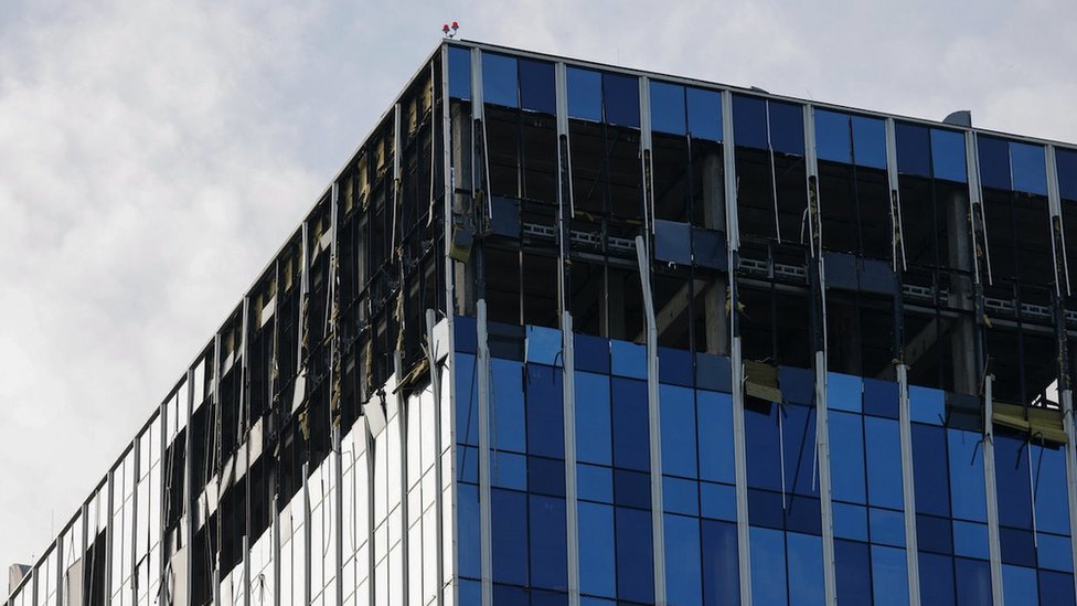 Rusija i Ukrajina: Moskva povisila starosnu granicu za mobilizaciju i rezerviste, Zelenski pozvao EU da ukine ograničenje izvoza žitaricaa 3 Oštećena poslovna zgrada u Moskvi