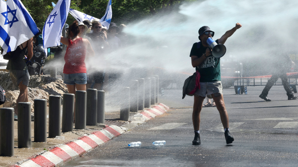 Izrael i politika: Vlada ograničila ovlašćenja Vrhovnog suda, novi veliki protesti 4 Protesters sprayed with water cannon outside Israel's parliament