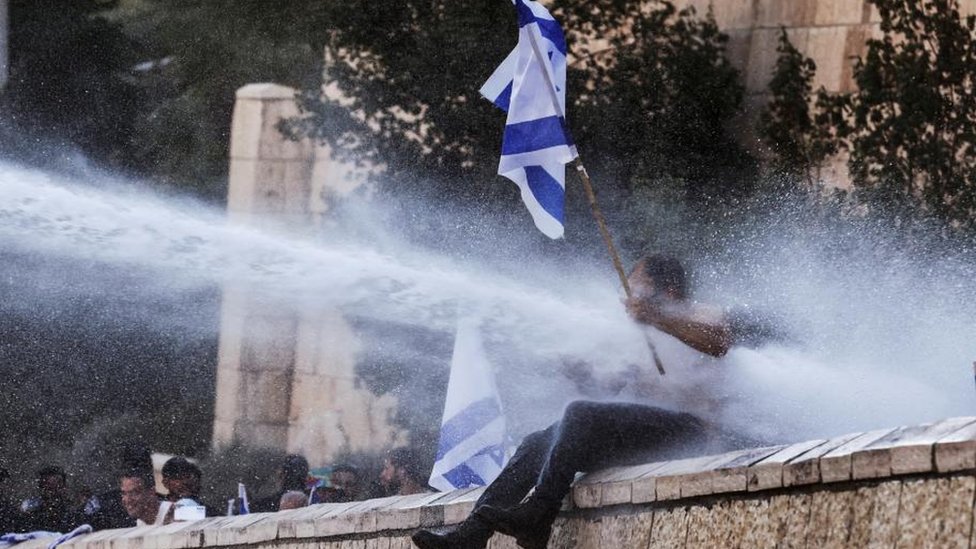 Izrael i politika: Vlada ograničila ovlašćenja Vrhovnog suda, novi veliki protesti 3 Water cannon fired at protester