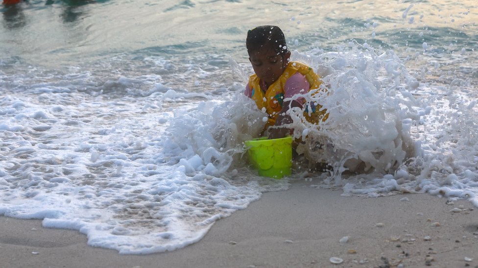 Deca, zdravlje i vrućine: Pet saveta za roditelje kako da s bebama i malom decom podnesu toplotni talas 1 dete, plaža, sunčanje, bebe, beba