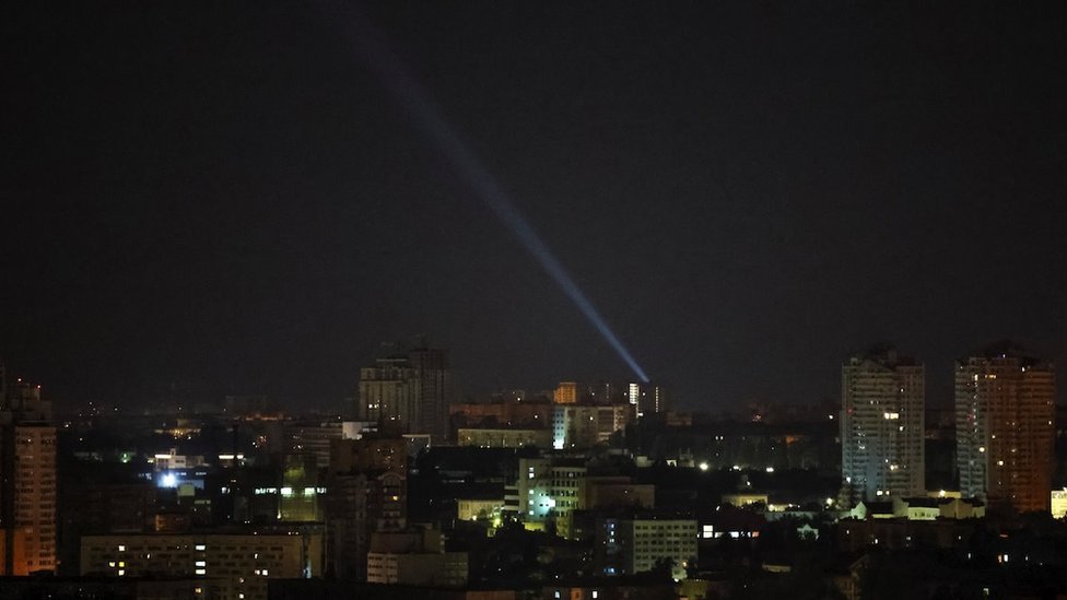 Rusija i Ukrajina: Moskva povisila starosnu granicu za mobilizaciju i rezerviste, Zelenski pozvao EU da ukine ograničenje izvoza žitaricaa 1 potraga za dronovima na nebu