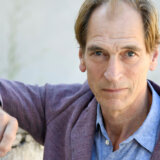 Uzrok smrti britanskog glumca Džulijana Sendsa ostaće neutvrđen zbog „stanja tela" 9