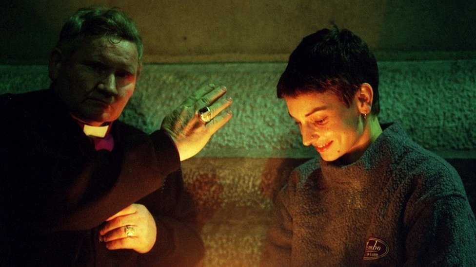 Muzika: Sećanje na Šinejd O’Konor - buntovnicu umetničkog dara bez premca 4 Sinéad O'Connor being ordained as a priest