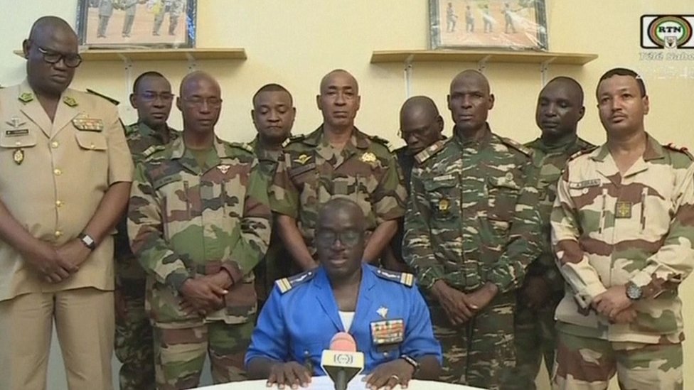 Vojni puč u Nigeru: Lideri zapadnoafričkih zemalja prete vojnoj intervencijom 3 Niger soldiers announcing coup on national TV, 26 Jul 23
