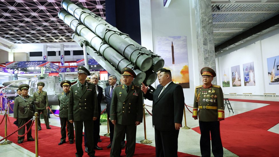 Severna Koreja: Proslava primirja u Korejskom ratu sa Rusijom i Kinom, Kim Džong Un se pohvalio moćnim oružjem 1 North Korean leader Kim Jong Un and Russia's Defense Minister Sergei Shoigu visit an exhibition of armed equipment on the occasion of the 70th anniversary of the Korean War armistice