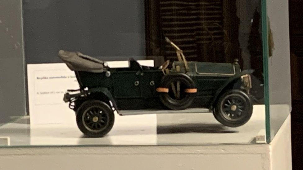 Prvi svetski rat: Ko je bio Gavrilo Princip okidač Velikog rata, borac za slobodu, terorista 2 Maketa automobila u kom su bili prestonolasednik i supruga tokom atentata