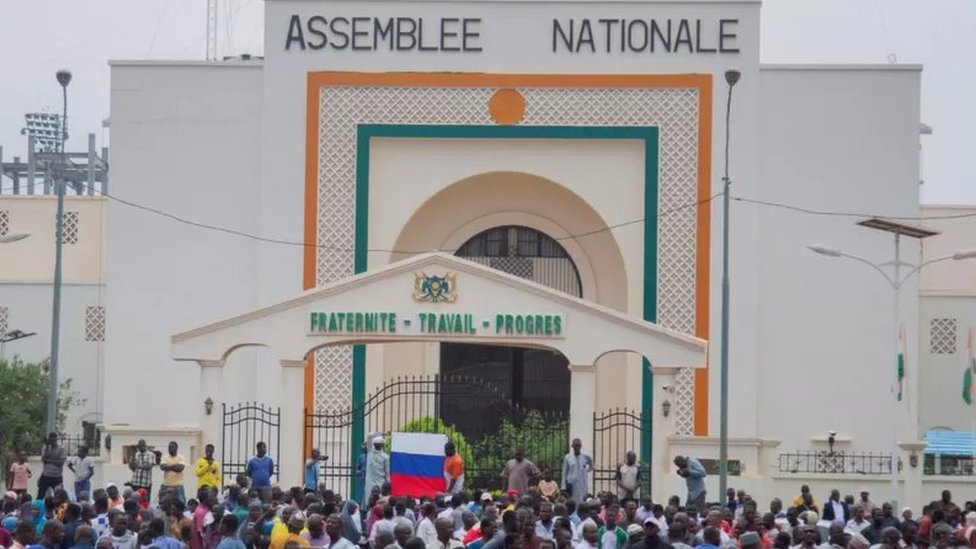 Vojni puč u Nigeru: Lideri zapadnoafričkih zemalja prete vojnoj intervencijom, prvo pojavljivanje svrgnutog predsednika 6 niger