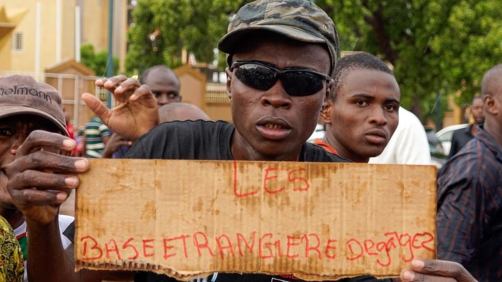 Vojni puč u Nigeru: Zapad ne priznaje nove vođe i obustavlja finansijsku pomoć 1 coup supporter, 27/07