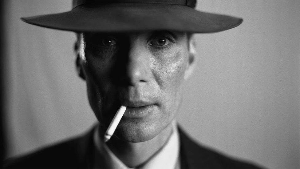 U filmu, Kilijan Marfi igra Roberta Openhajmera sa večitim šeširom i cigaretom u ustima