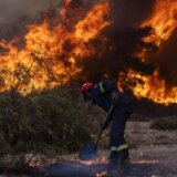 Besne požari u Grčkoj, kuće i crkva na istoku izgoreli do temelja 2