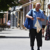 Popusti uz penzionerske kartice počeli, ali one građanima još nisu stigle: Najstariji se žale na "smešno mala" sniženja kojih u manjim mestima ni nema 9
