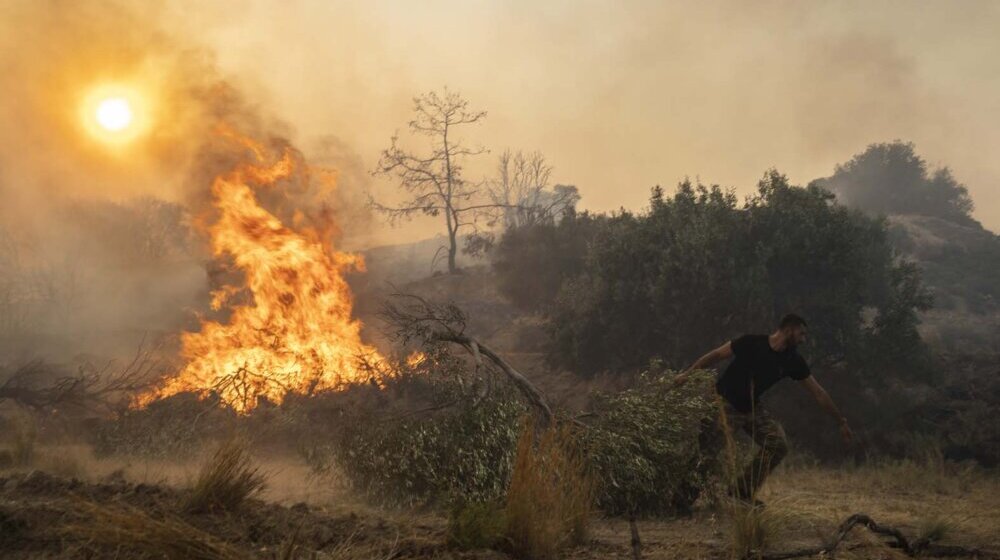 Požari u Grčkoj: Pronađeno 18 ugljenisanih tela u šumi, trajekt pretvoren u bolnicu 1