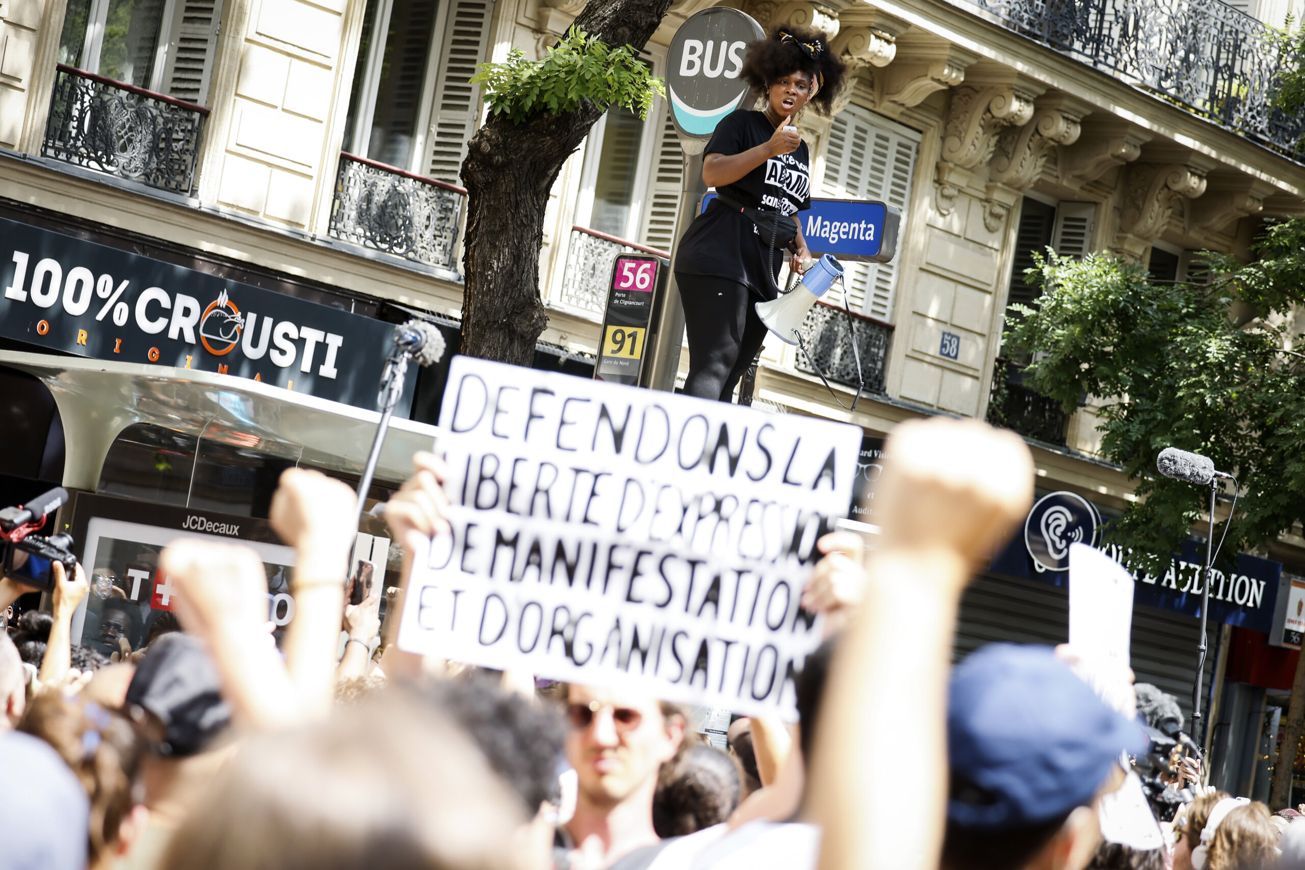 U Parizu 2.000 ljudi na skupu protiv policijskog nasilja, uprkos zabrani (FOTO) 3