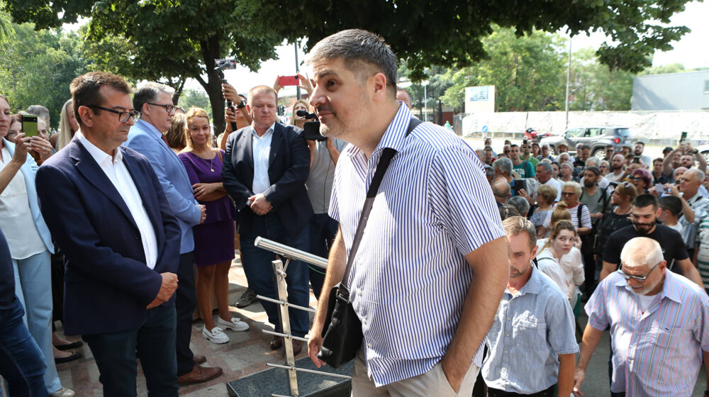 Ovako su građani dočekali Koluviju ispred Specijalnog suda (VIDEO) 1