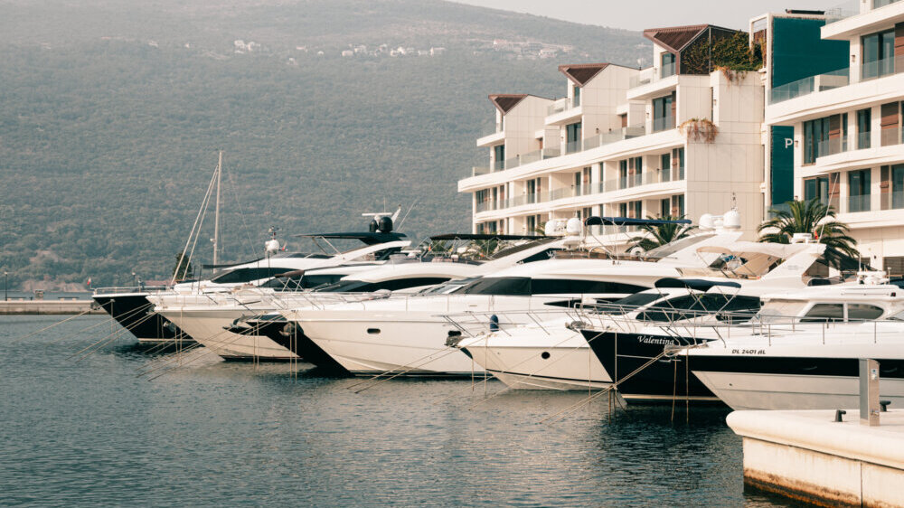 Prava nautička oaza u Boki Kotorskoj: Top 4 razloga zašto ovog leta treba da se usidrite u Portonovi marinu 2 Prava nautička oaza u Boki Kotorskoj: Top 4 razloga zašto ovog leta treba da se usidrite u Portonovi marinu 2