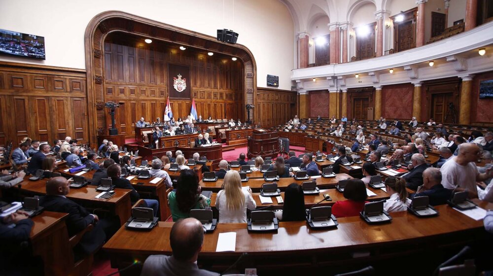 Za poslanike u Skupštini Srbije prošle godine isplaćeno oko 400 miliona dinara 1