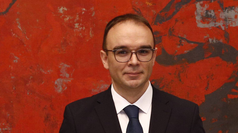 "Sramotan postupak": Kako regionalni mediji pišu o ambasadoru BiH u Srbiji koji se zahvalio Vulinu jer je "zbrinuo" studentkinje koje su veličale Mladića 1