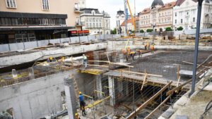 Više od pola godine nakon što je pokrenut program subvencionisanih stambenih kredita za mlade, država planira da ga proširi za dodatnih 200 miliona evra. Iako se radi o finansijski ambicioznom poduhvatu, u program je do sada ušlo tek 0,4 odsto mladih u Srbiji, a stručnjaci tvrde da ove mere imaju svoje prednosti, ali i mane.