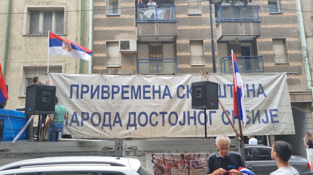 Dostojni Srbije dva sata protestovali ispred redakcije Danasa (VIDEO, FOTO) 1