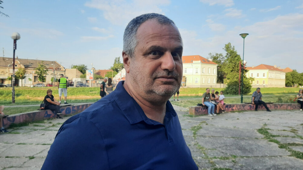 Zrenjanin: Suspendovana profesorka poručila na protestu da su građani bolji od onih koji vode državu 4 Zrenjanin: Suspendovana profesorka poručila na protestu da su građani bolji od onih koji vode državu 4