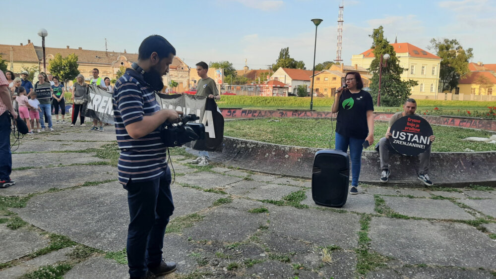 Zrenjanin: Suspendovana profesorka poručila na protestu da su građani bolji od onih koji vode državu 2 Zrenjanin: Suspendovana profesorka poručila na protestu da su građani bolji od onih koji vode državu 2