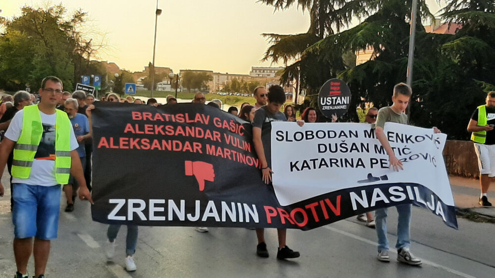 Zrenjanin: Suspendovana profesorka poručila na protestu da su građani bolji od onih koji vode državu 3 Zrenjanin: Suspendovana profesorka poručila na protestu da su građani bolji od onih koji vode državu 3