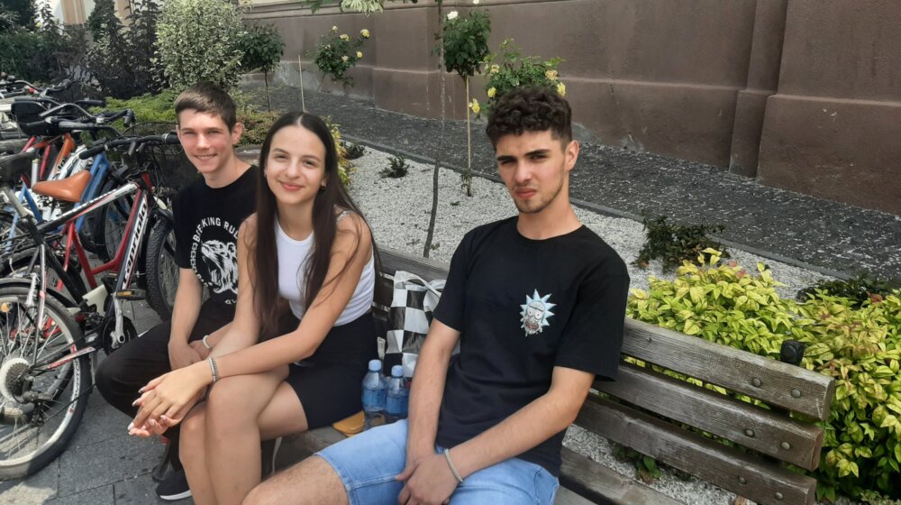 (FOTO) "Glumiću partizanku, a i zaradićemo džeparac": Mladi Zrenjaninci po najvrelijem danu spremni da statiraju na filmu "Deca Kozare" 1