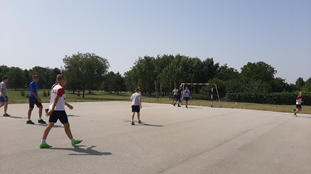 Ne mare za vrućine: Zrenjaninski osnovci sami organizovali turnir u fudbalu 1