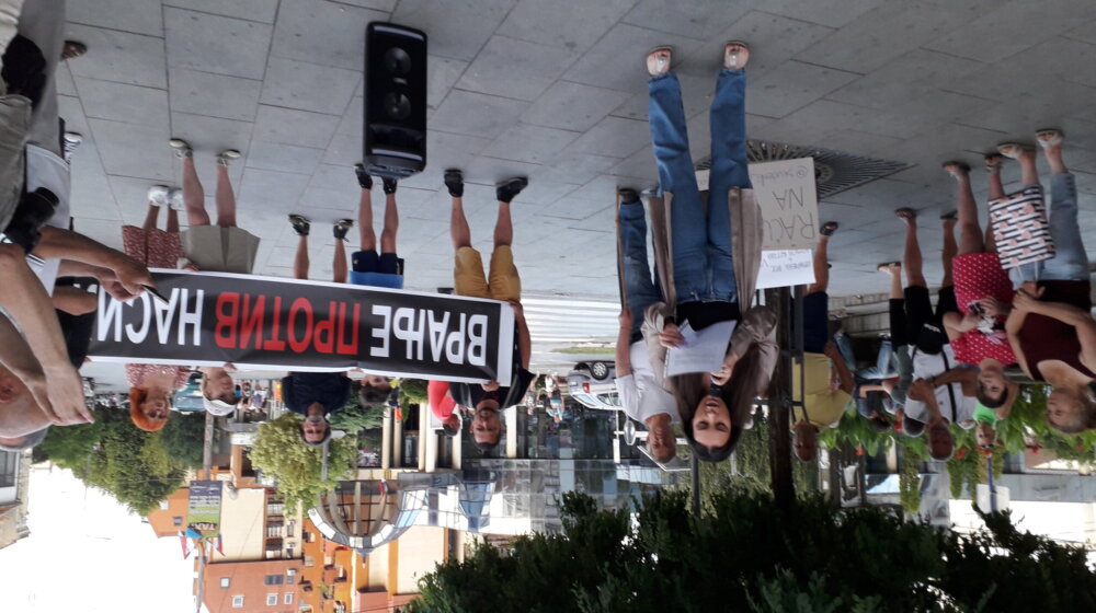"Radimo ono u šta verujemo; lepo je videti ljude oslobođene straha": Održan peti protest "Srbija protiv nasilja" u Vranju 1