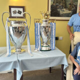 Blago onom ko doveka živi: Sva tri trofeja Mančester sitija u gostima kod 102-godišnjeg navijača 1