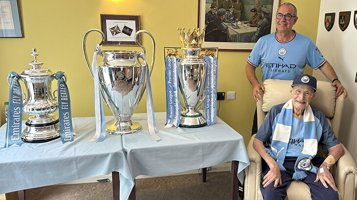 Blago onom ko doveka živi: Sva tri trofeja Mančester sitija u gostima kod 102-godišnjeg navijača 1