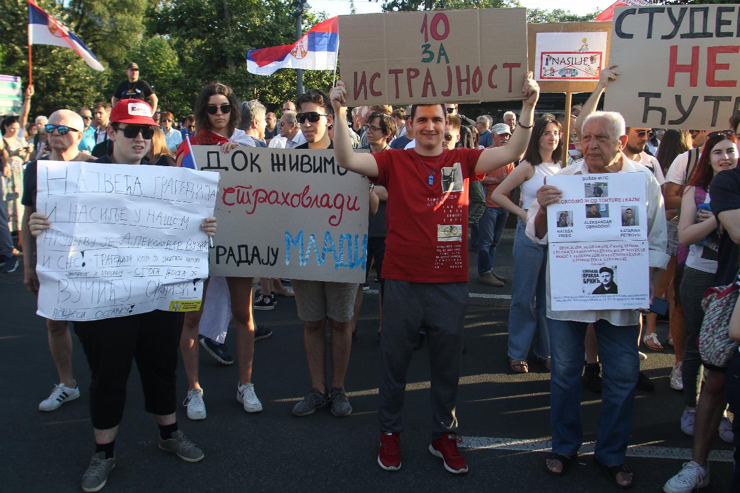 Slike koje su obeležile deseti protest "Srbija protiv nasilja" (FOTO) 12 Slike koje su obeležile deseti protest "Srbija protiv nasilja" (FOTO) 12