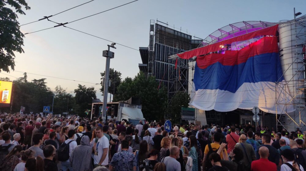 Dronovi, muzika i obezbeđenje: Kako je Pink dočekao učesnike protesta "Srbija protiv nasilja"? (FOTO, VIDEO) 1