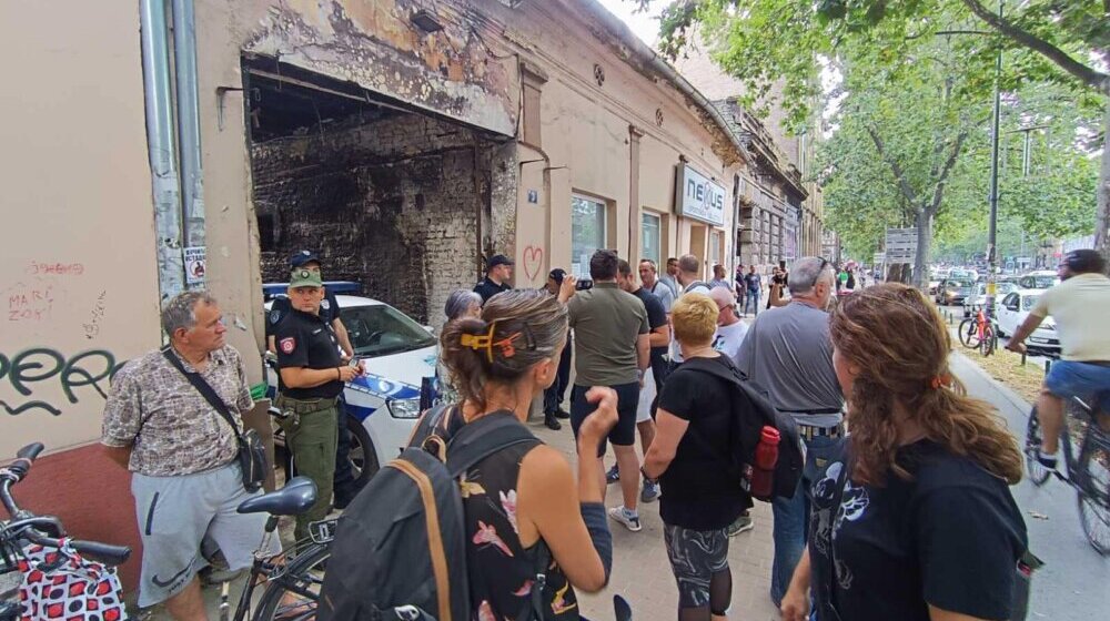 Izvršitelj uz pomoć policajaca i žandarmerije izbacio ženu iz stana u Novom Sadu: Noć provela pod vedrim nebom (VIDEO) 1