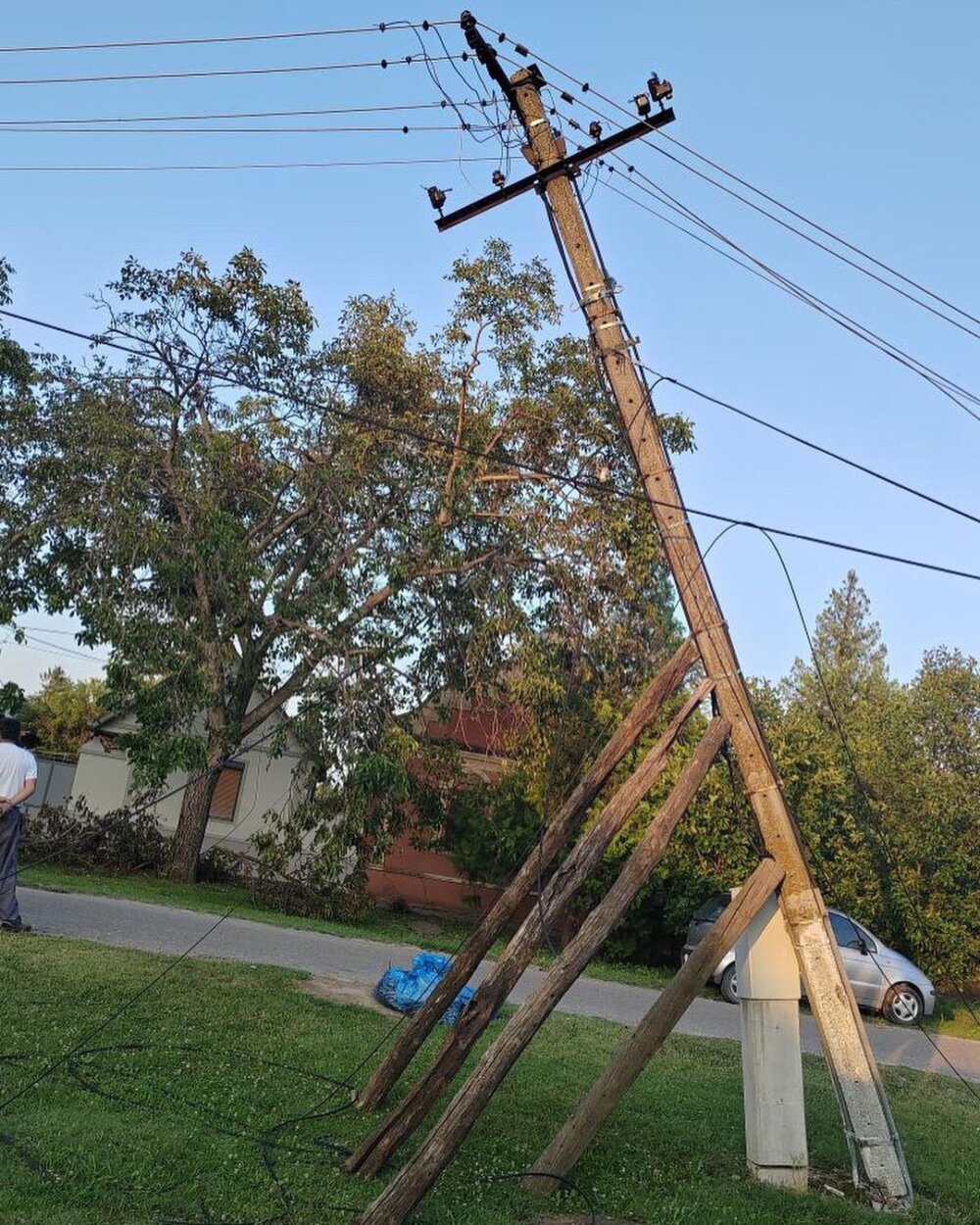 Meštani manjih mesta u okolini Novog Sada zaboravljeni: Nemaju struju već pet dana, bandere samo što ne padnu 2
