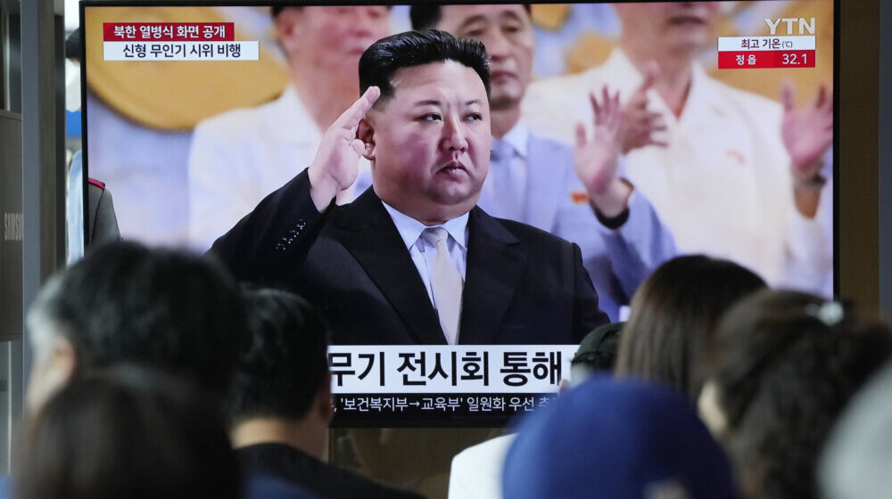 Kim Džong Un nadgledao vojnu paradu, prikazani novi dronovi i rakete 1