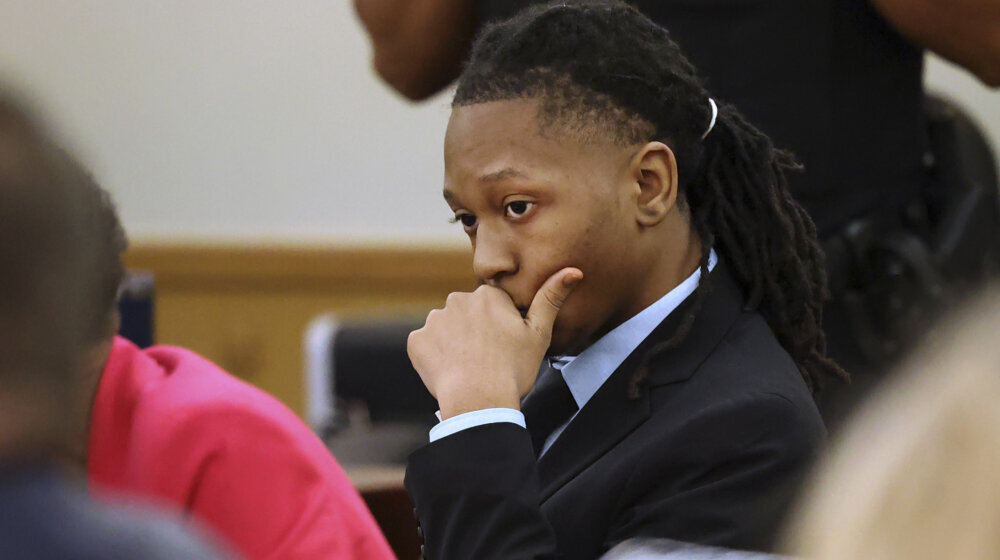 Tinejdžeru u SAD 12 godina zatvora jer je pištoljem ranio tri osobe u školi 1