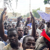 Demonstranti zapalili vrata francuske ambasade u Nigeru 1