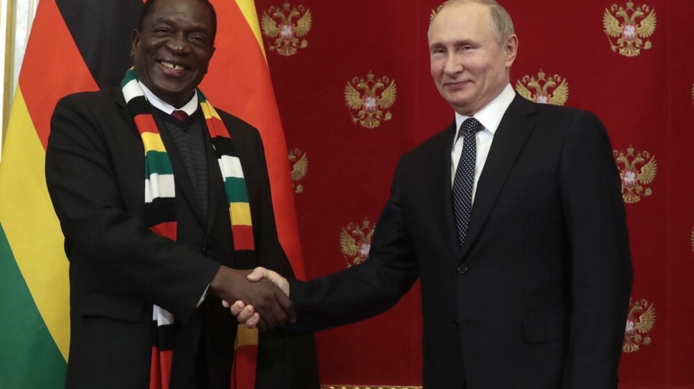 (FOTO) Putin poklonio helikopter predsedniku Zimbabvea 1