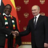(FOTO) Putin poklonio helikopter predsedniku Zimbabvea 4