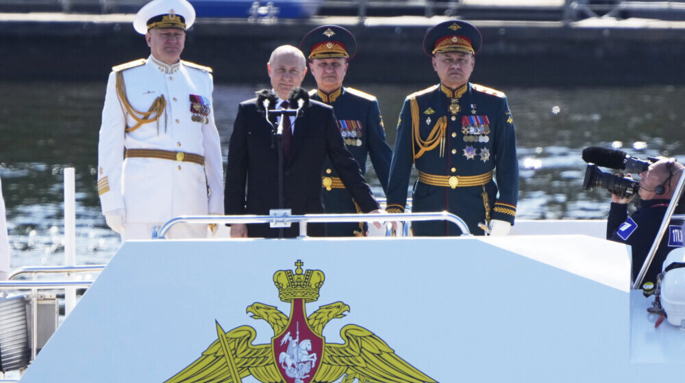 Putin na paradi u Sankt Peterburgu pozdravio hrabrost ruske mornarice 1