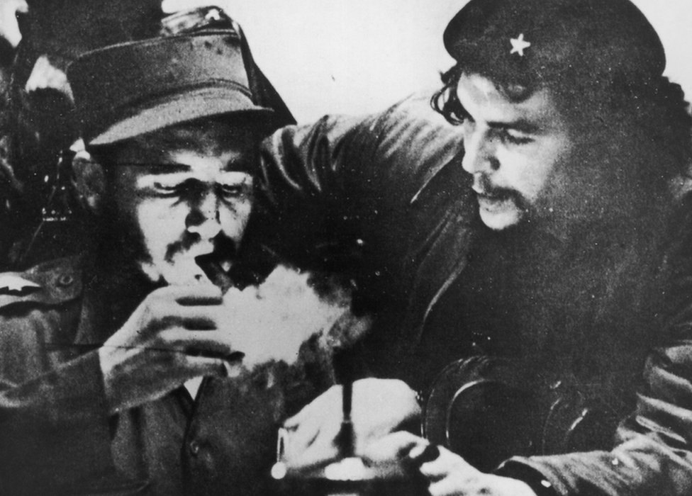 Kubanska revolucija: Sedamdeset godina od početka oružanog sukoba koji je potresao svet 1 Castro lights a cigar with Che Guevara