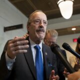 "Zašto Vašington udovoljava poluautokratskom nasilniku Vučiću?": Eliot Engel, bivši američki kongresmen, za Forin polisi 1