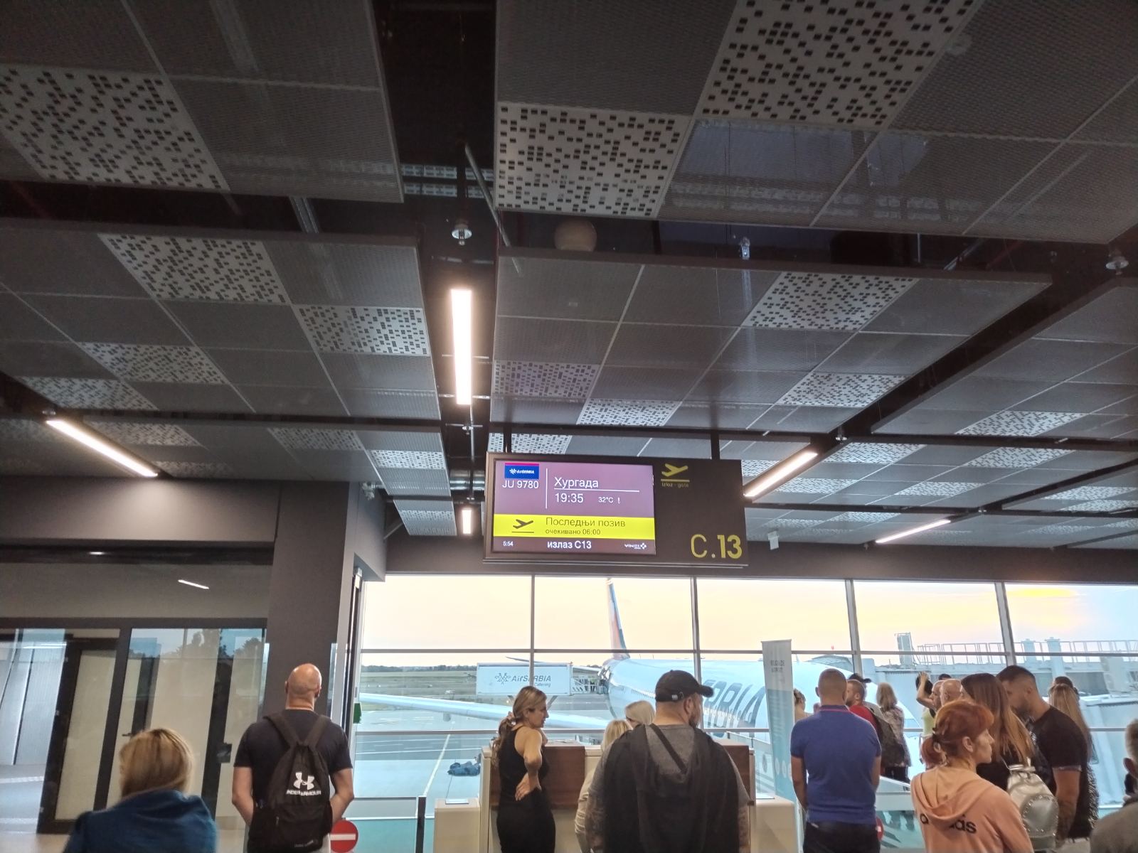 "Atmosfera na ivici tuče, ljudi bili očajni i besni": Putnici bili zarobljeni na beogradskom aerodromu preko 11 sati, let odlagan nekoliko puta 2