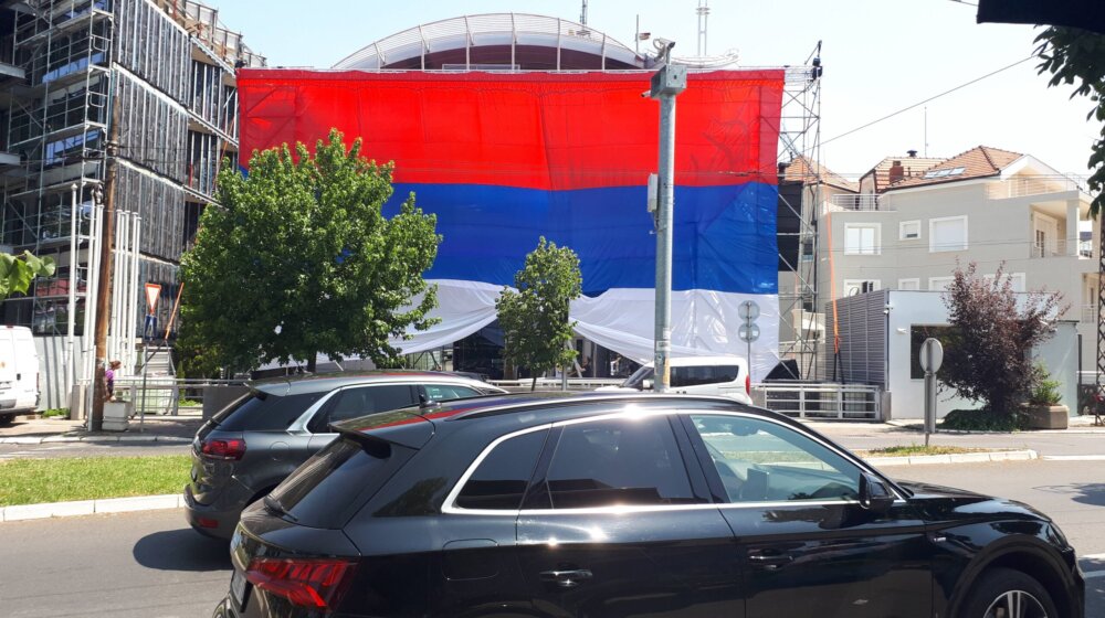 Milivojević podnosi prijavu MUP-u zbog zastave Srbije na zgradi Pinka 1