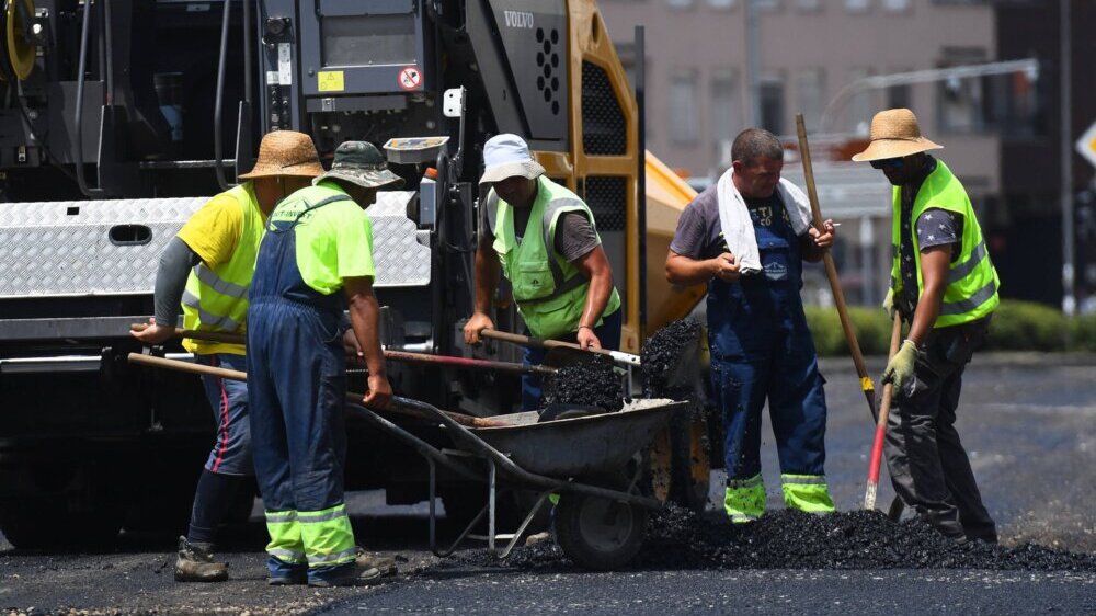 Iako temperature iznad 39 stepeni mogu dovesti do smrtnih slučajeva, ne postoji obaveza prekida rada: Koja su prava radnika pri visokim temperaturama? 2