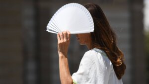 U Srbiji će sutra biti pretežno sunčano i još toplije vreme, saopšteno je iz Republičkog hidrometeorološkog zavoda.Ujutro i pre podne ponegde prolazna slaba do umerena oblačnost.